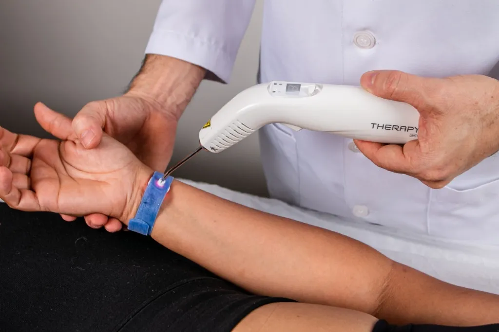 Aplicação clínica do Método ILIB com dispositivo de laserterapia não invasivo no pulso para saúde integrativa
